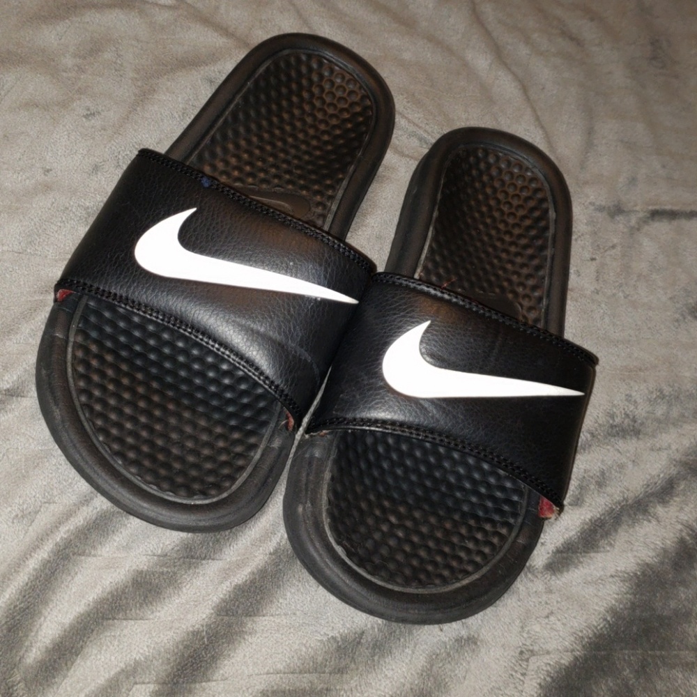 BLACK AND WHITE NIKE SANDLES